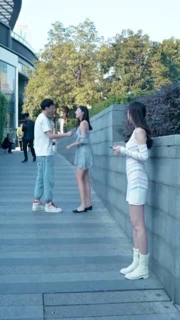 情侣吵架大爷吃瓜,大爷笑谈“吃瓜”趣事