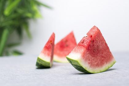 梦到别人给我吃瓜很饱,瓜果满园，饱食人生