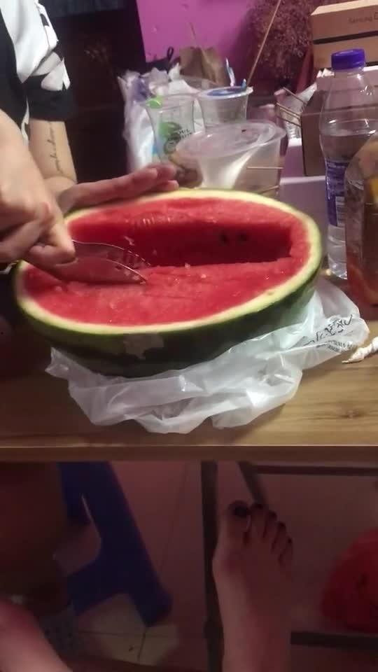 宿舍吃瓜图片,欢乐时光里的温馨瞬间