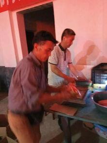 吃瓜群众看大戏亲吻,大戏中的甜蜜亲吻瞬间